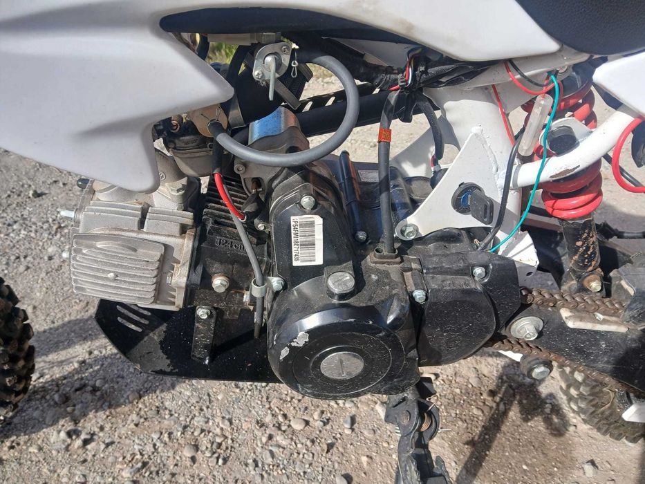 Motorcicleta cross 4 timpi, pornire electric.