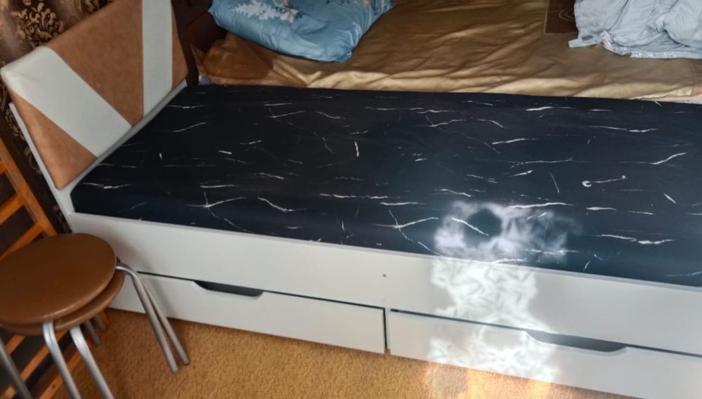 Продам кровать односпальную с матрасом