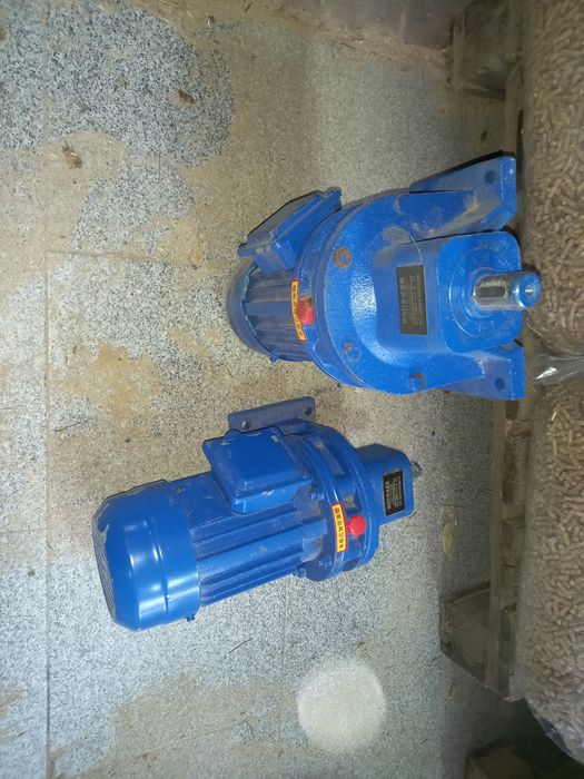 Vând motoare trifazice cu reductor