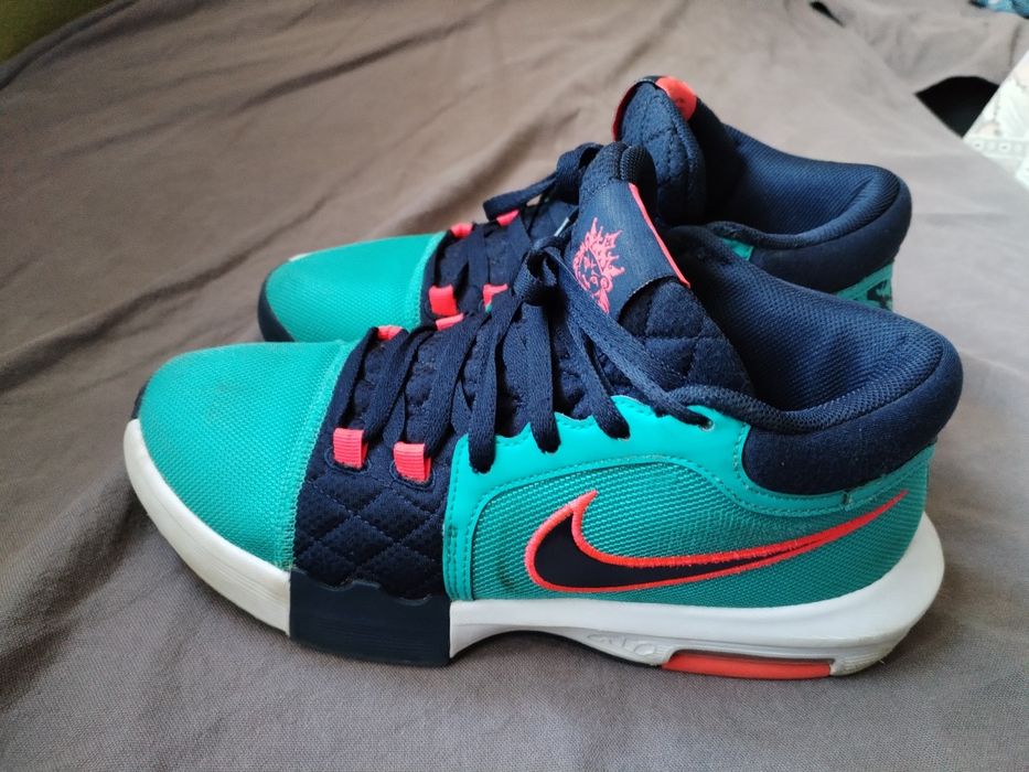 Nike Lebron Witness VIII
Nike Lebron Witness