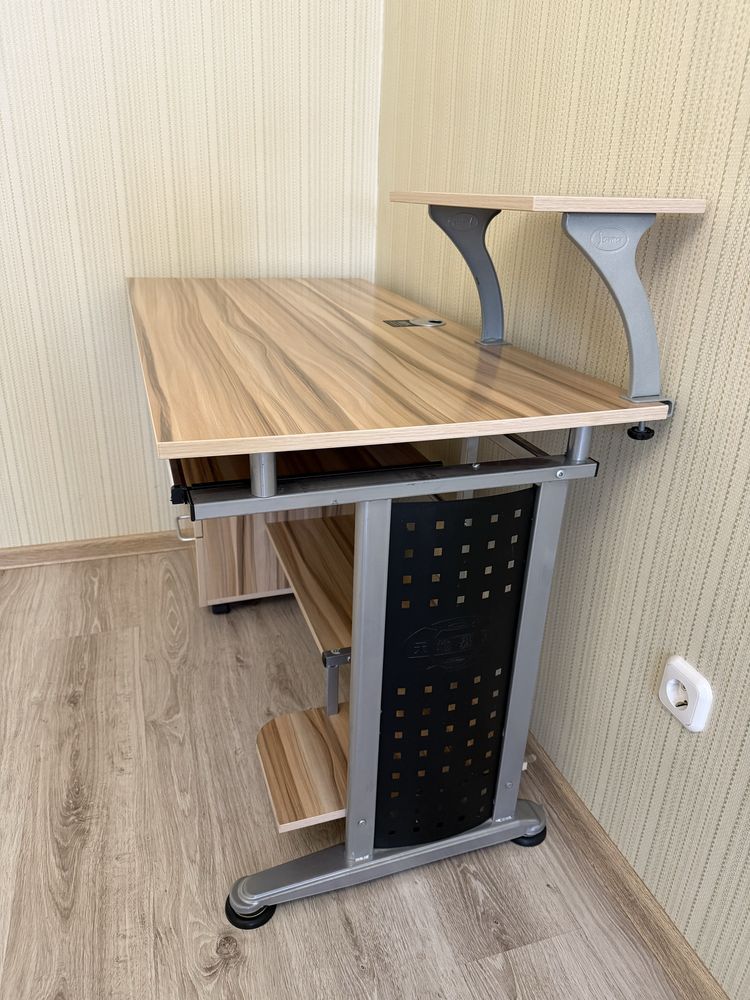 Продаю компьютерный стол