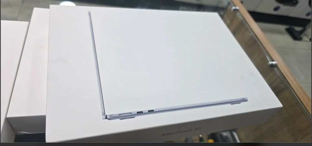 Macbook air 13 inch M4 sky blue