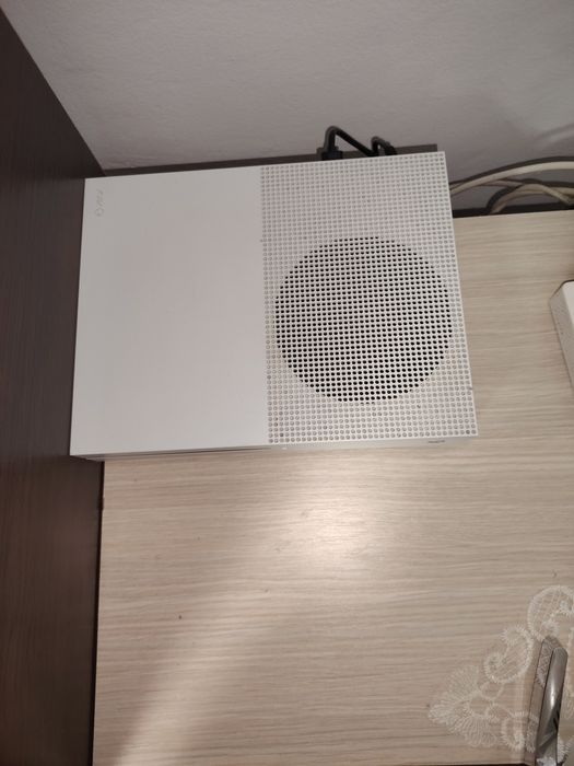 Xbox one S cu doua jocuri si o maneta