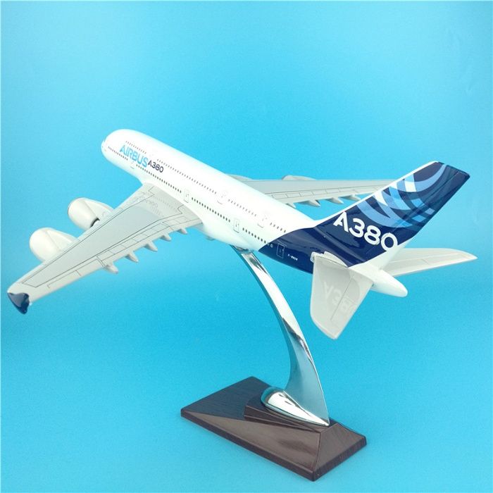 Модель самолета Airbus A380 в раскраске Airbus, масштаб 1/200