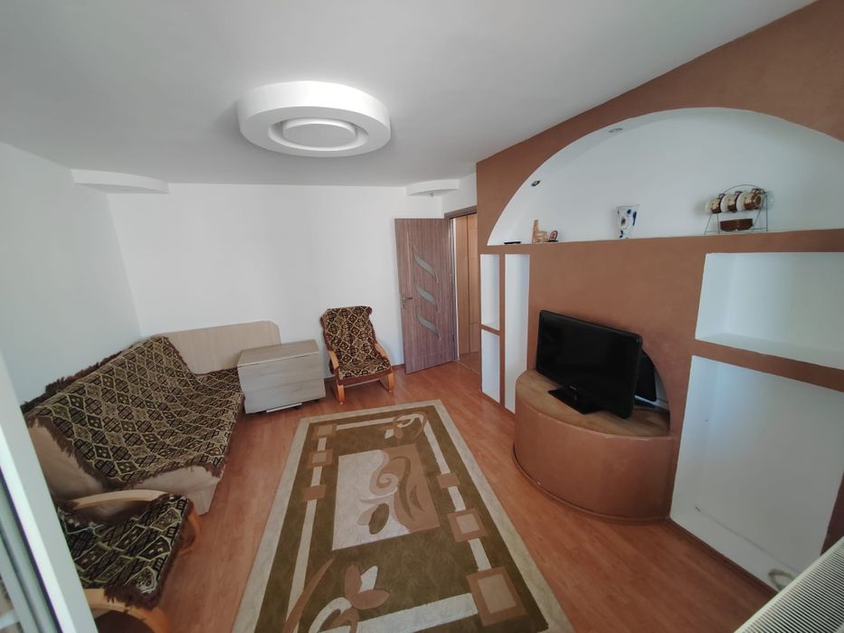 Vând apartament cu două camere, decomandat, et 4, acoperiș și balcon