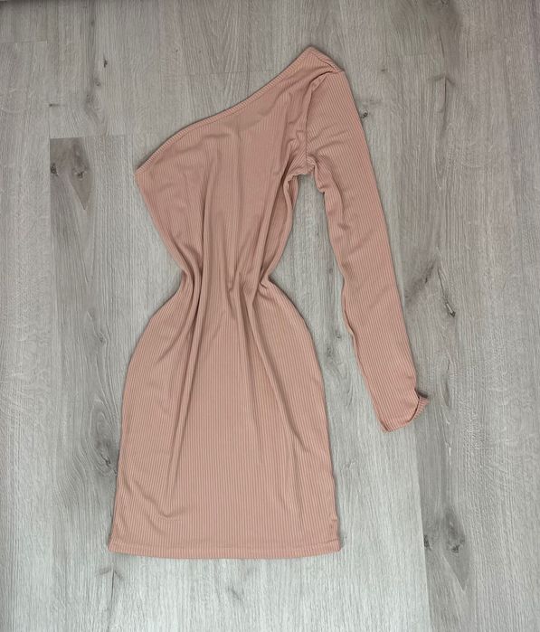 Розова рокля с един ръкав