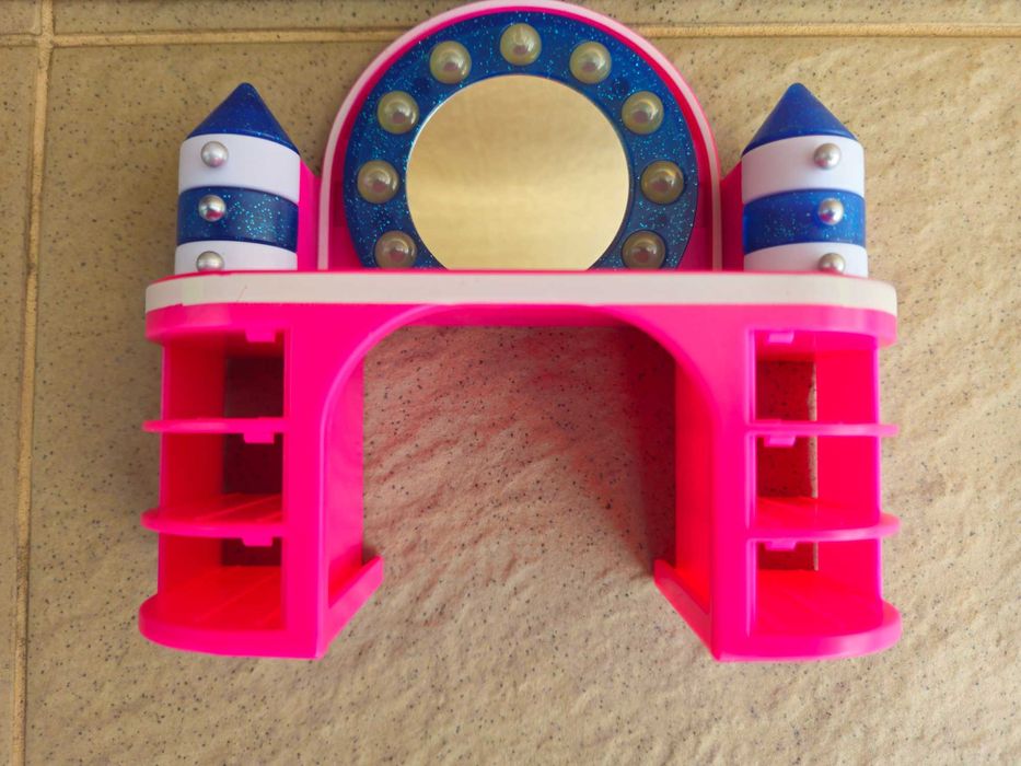 Masa de machiaj pentru papusi cu oglinda si accesorii tip LOL SURPRISE