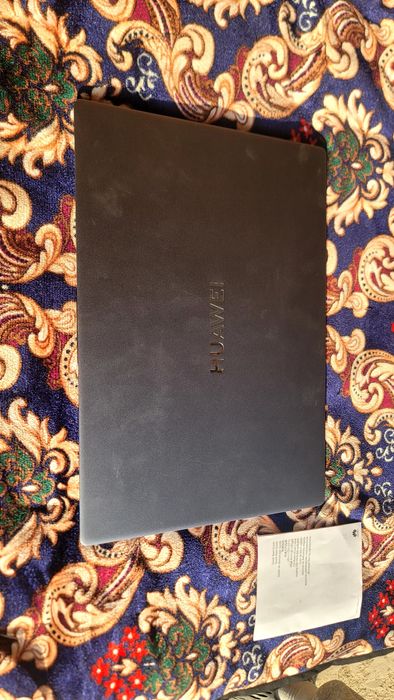 Noutbuk Huawei MateBook D16 hamma qo'shimcha narsalari bor.