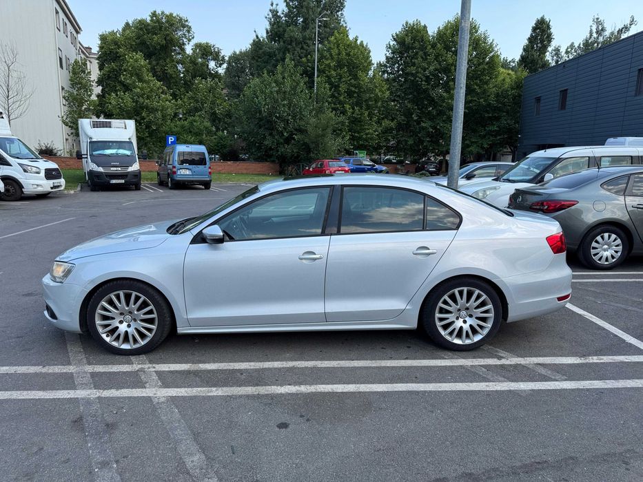 Volkswagen Jetta 2012 1.6 TDI cu trapa