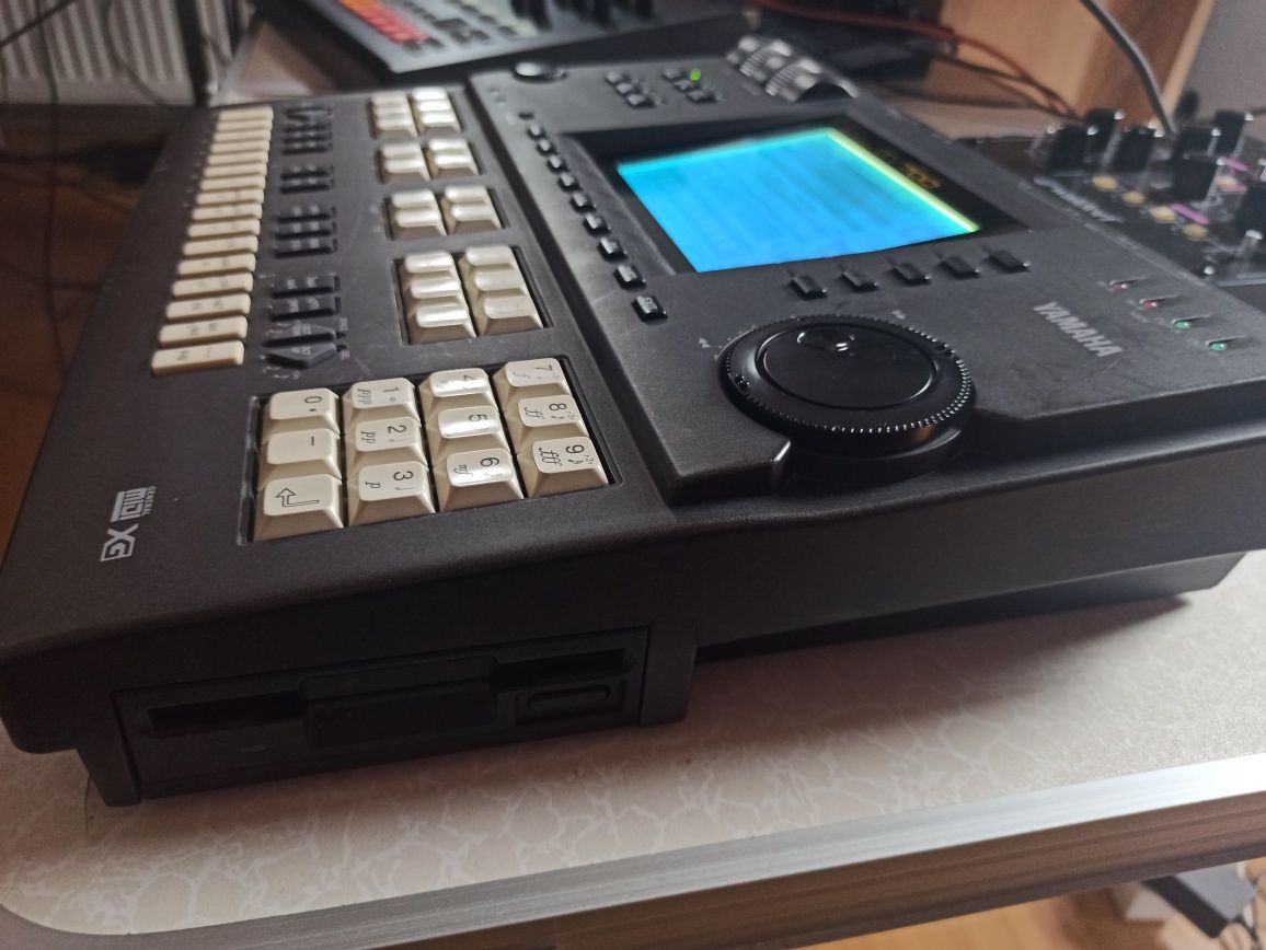 Yamaha QY700 groovebox/sequencer