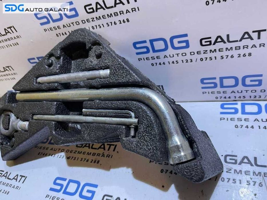 Set Kit Trusa Rezerva Cheie Roti Cui Carlig Remorcare Tractare VW Touareg 2002 - 2010 Cod 7L0012113