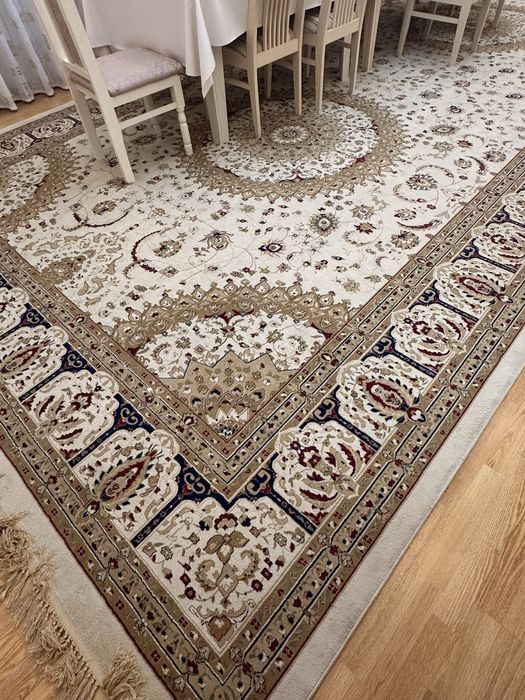 Ковер для зала большой в хорошем состоянии