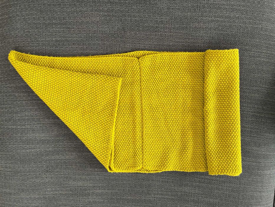 Шалове в жълто и синьо, червено пончо и масленозелена шапка