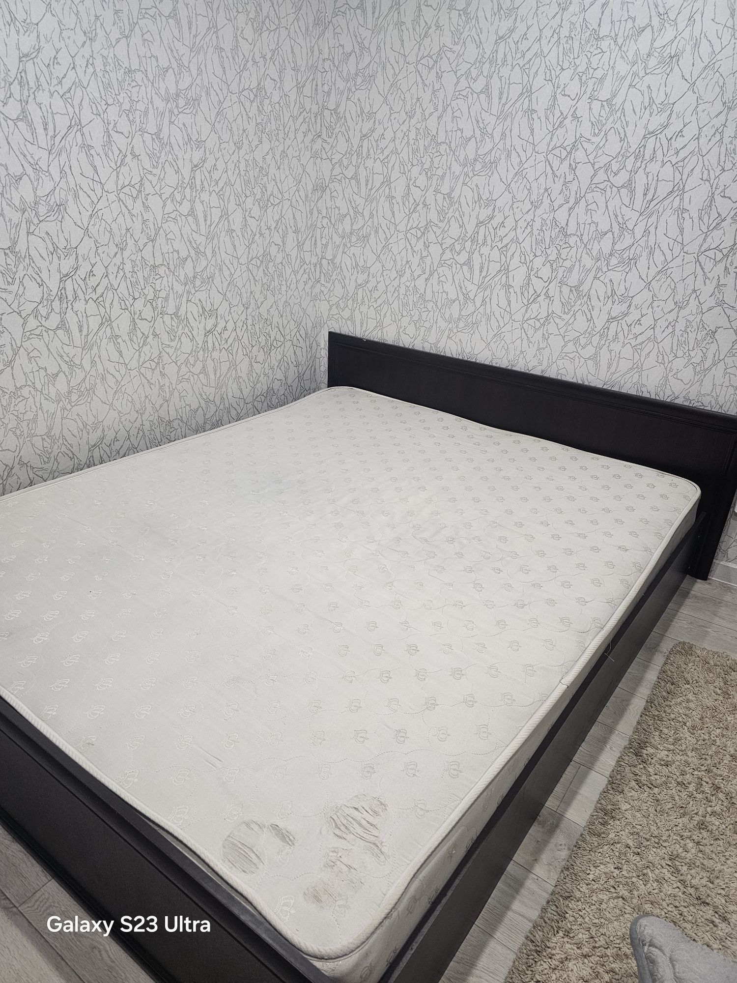 Продам двухспальнюю кровать со шкафом