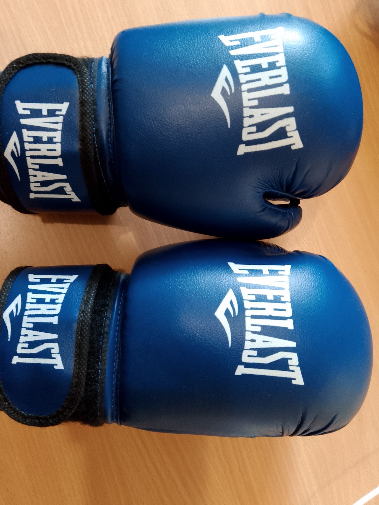 Шлем и перчатки для занятий боксом