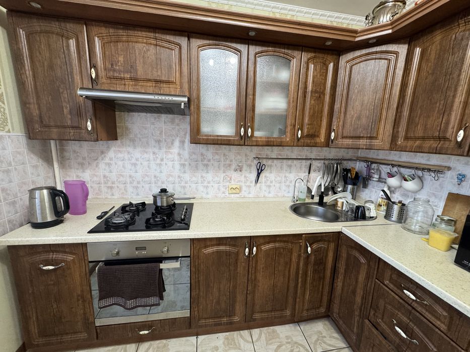 Кухонный гарнитур, шкафы, диваны, прочая мебель,двери  деревянные