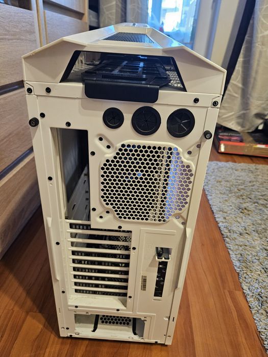 Продавам компютърна кутия Cooler Master Storm Stryker