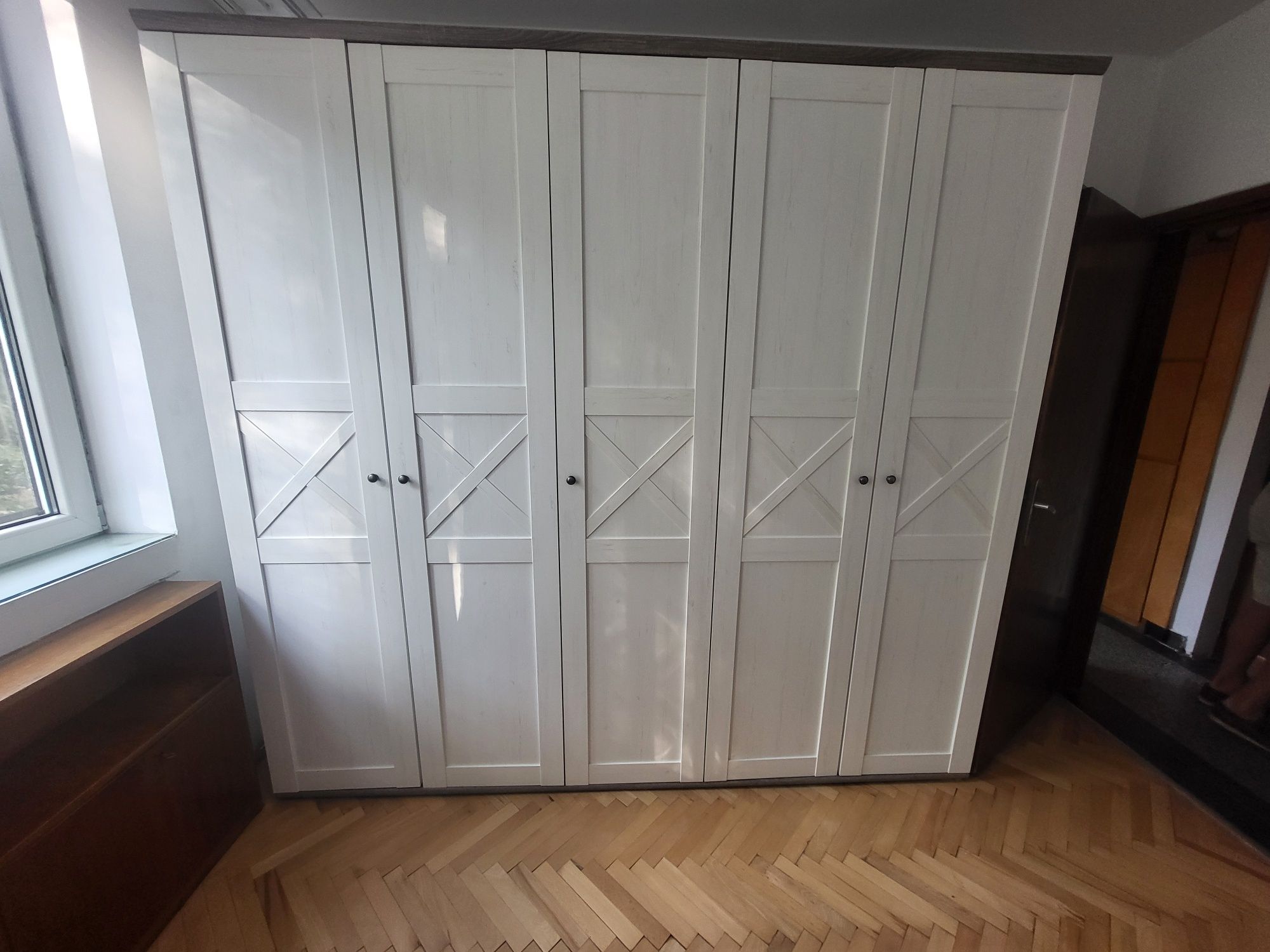 Два нови гардероба