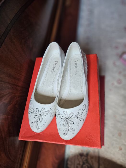 Продам туфли со стразами дешево