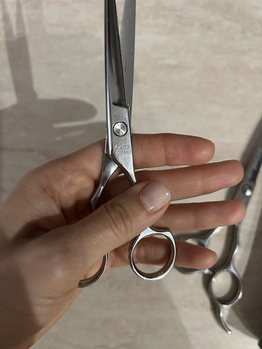 Две професионални фризьорски ножици и една машинка за подстригване