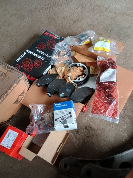 Vând  piese pentru Ford transit 2.0 tdi 2005