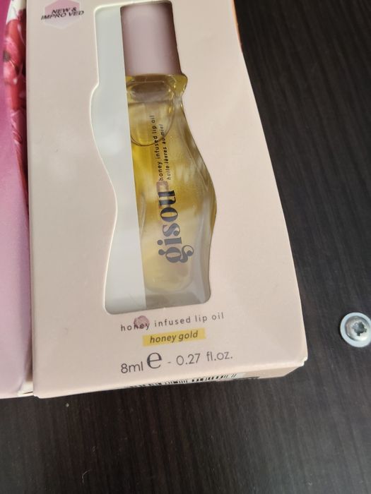 Uleiul de buze infuzat cu miere Gisou (Gisou Honey Infused Lip Oil).