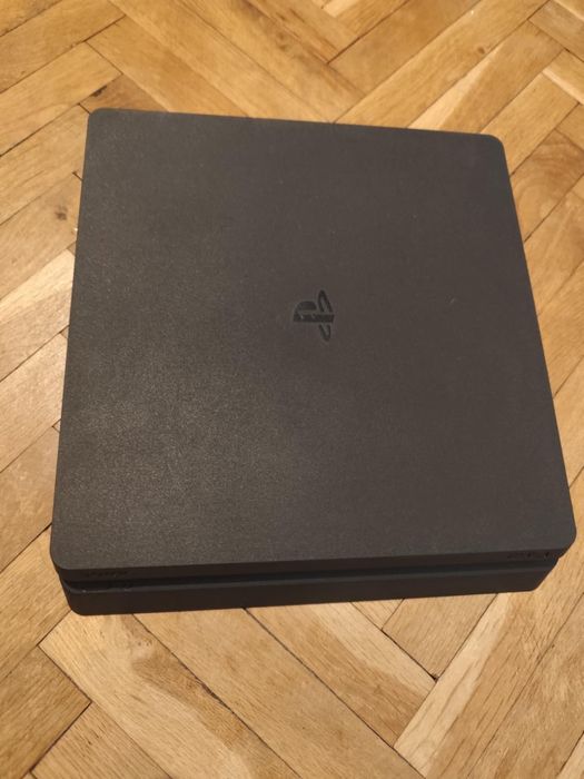 Playstation 4 Slim с два контролера и 6 игри