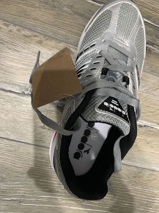 Adidasi noi unisex , marca Diadora