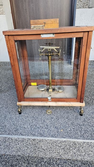 Balanta /Cantar bijuterie  de precizie anul 1950  funcțională !