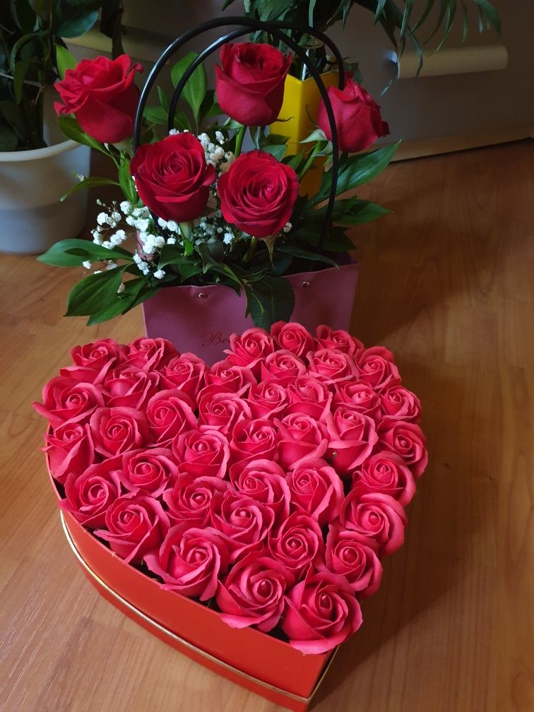 Aranjament floral cutie inima cu trandafiri sapun rosu inchis