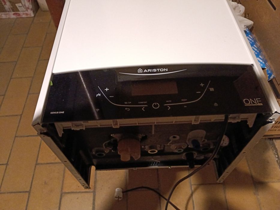 Ct ariston  aproape nou a fost înlocuit cu o pompa