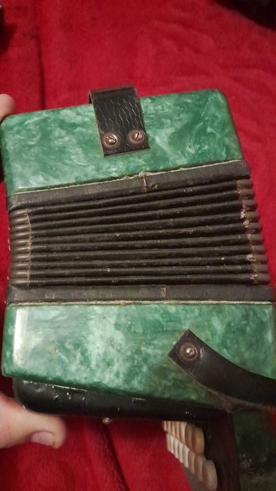 vand mini-acordeon functional din anii 1990