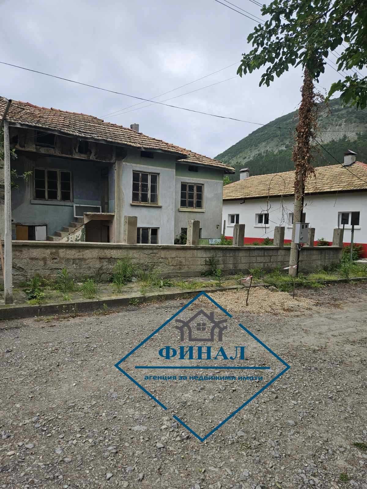 Къща в центъра на село Троица