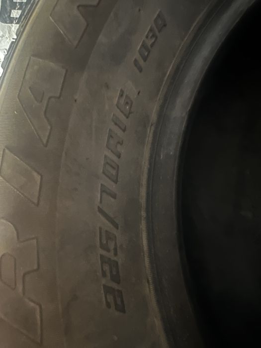 Продам зимние шины 16  для кроссовера джипа 225 70