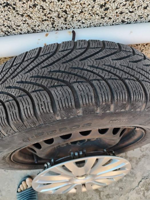 Продавам зимни гуми със стоманени джанти и оригинални тасове 15 цола.