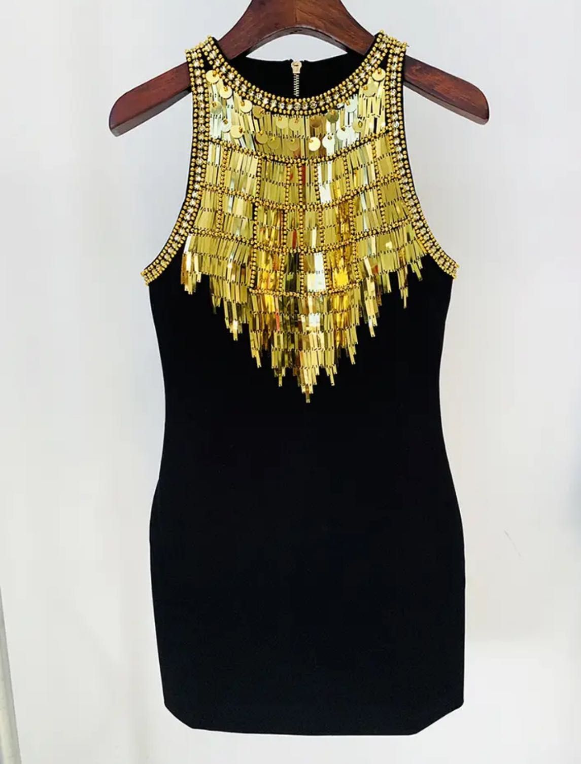 Черна рокля със златни мъниста камъни декорации