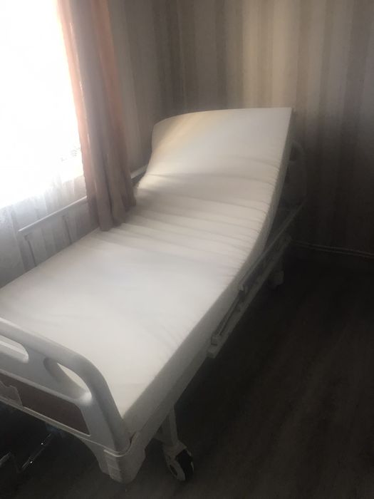 Болнично леглото и стол