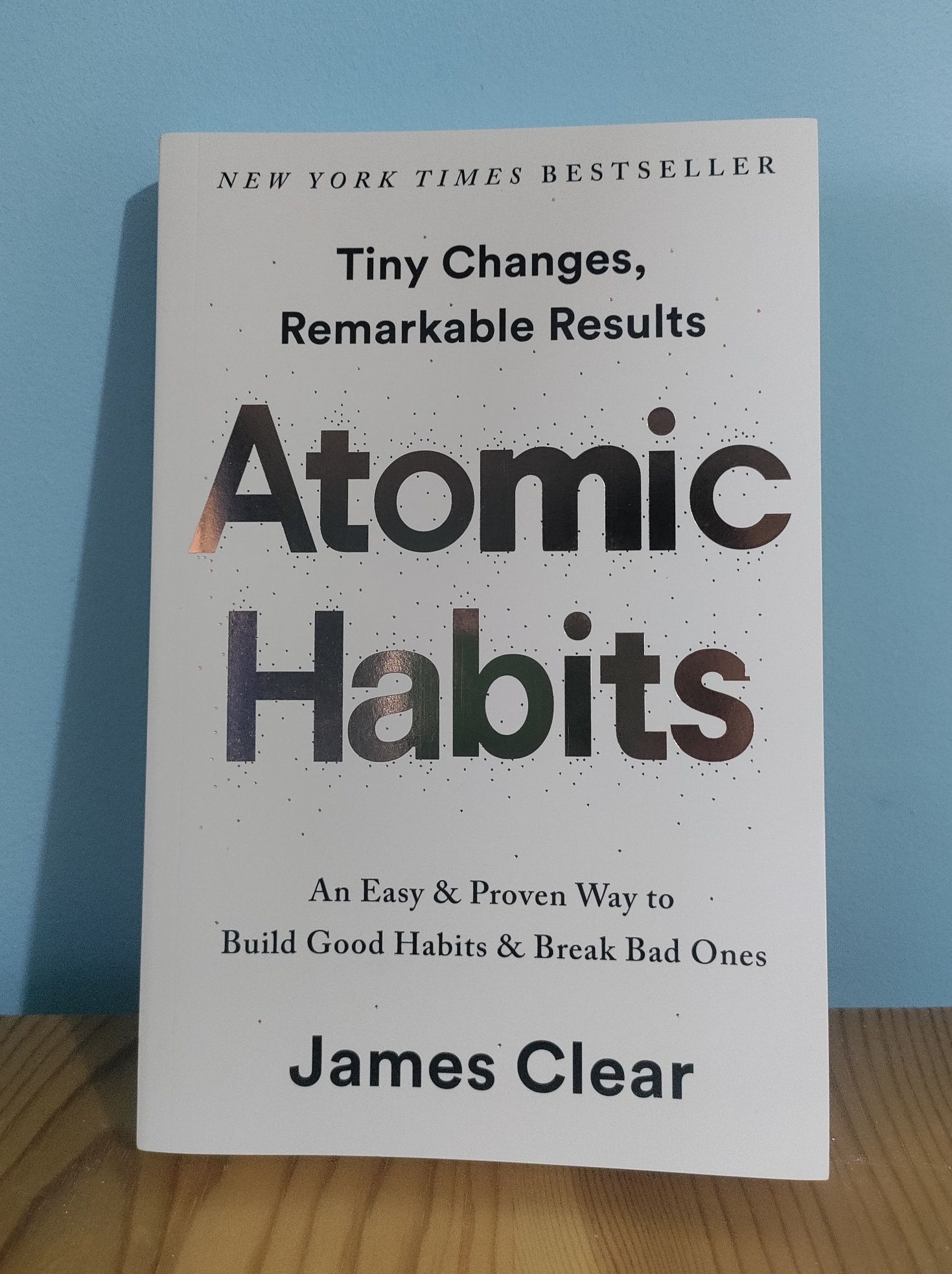 Atomic habits от James Clear - книга на английски език
