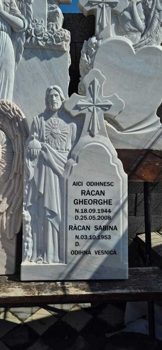 Monumente funerare