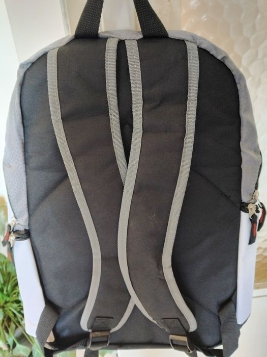 Чисто нова раница, две прегради отвътре, джобчета отстрани