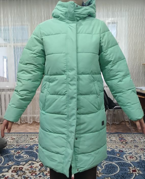 Продам  куртку зминюю 46, 48 Го  размера теплая компактная