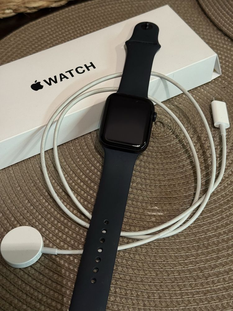 Apple Watch SE 44mm с гаранция до декември 2026 г.