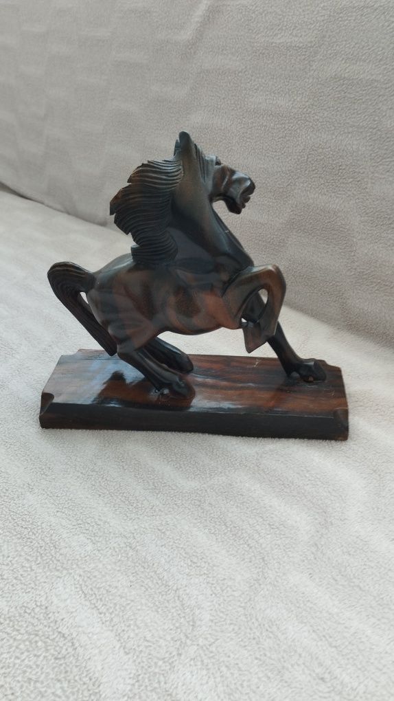 Дървена фигурка кон
