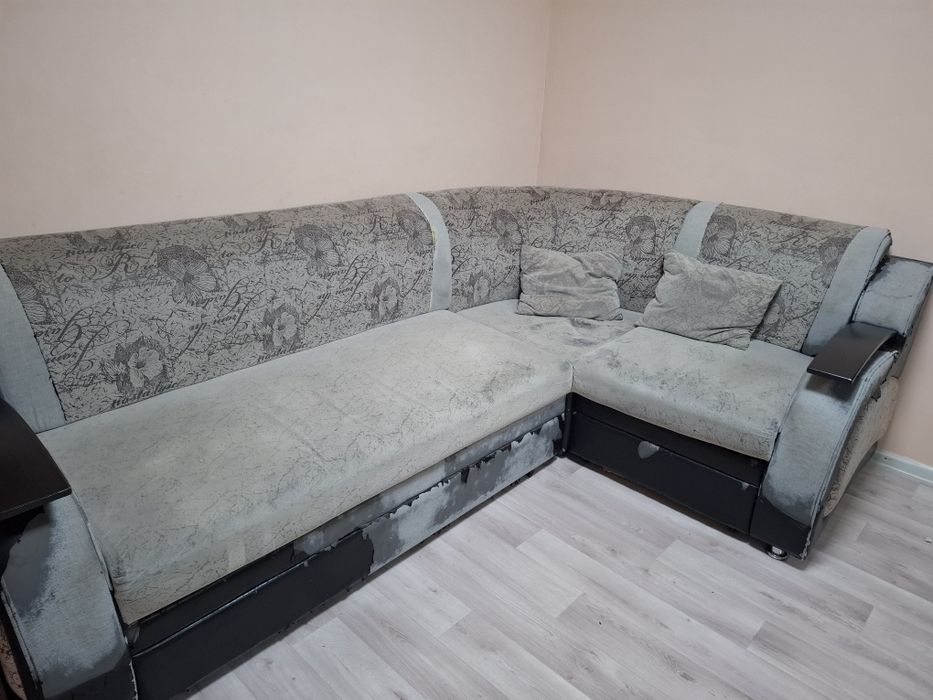 Диван угловая размер: длина 270см на 180см.