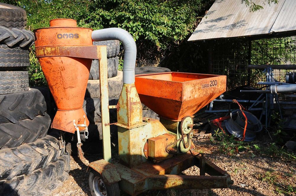 Moara cu ciocanele la tractor, cu spargator, ciclon, mai multe site