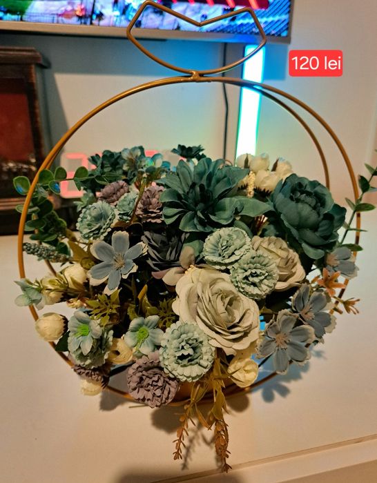 Vând aranjamente florale