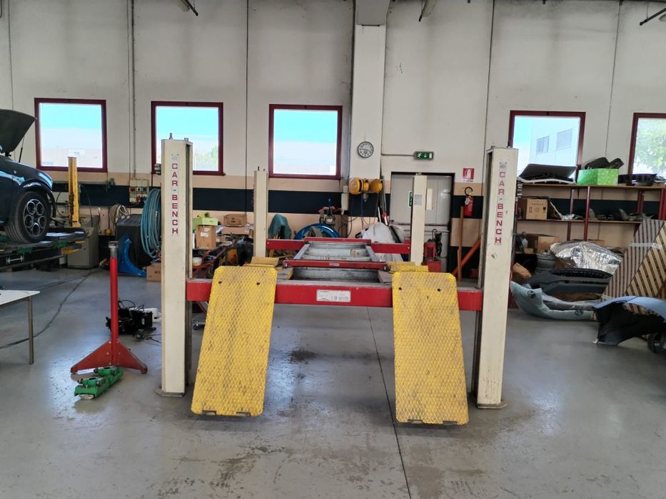 Stand Elevator pt îndreptat caroserii auto și autoutilitare