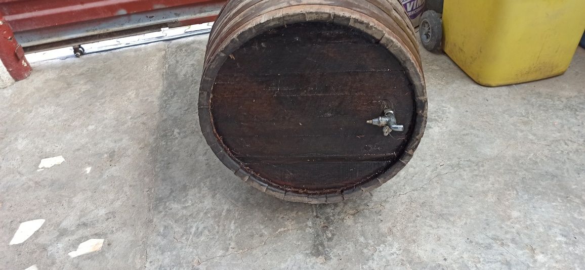 Vând butoi plastic alimentar(200L)și lemn (100L)