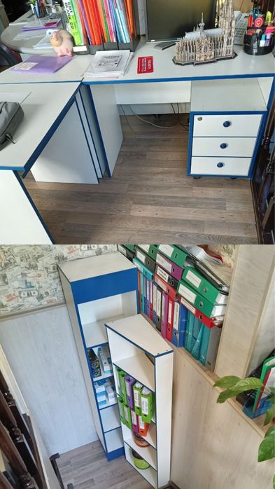 Белые стеллажи полки и письменный стол