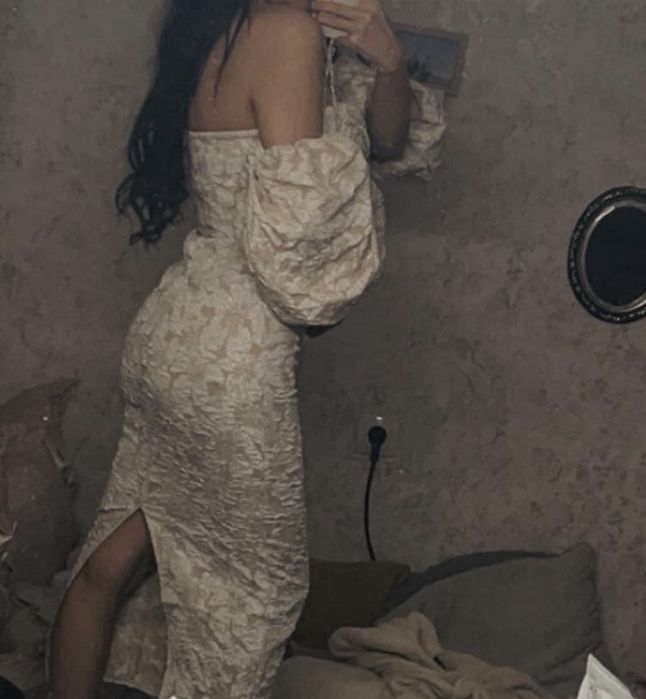 Еластична рокля, модел по тялото с елегантна цепка отзад.